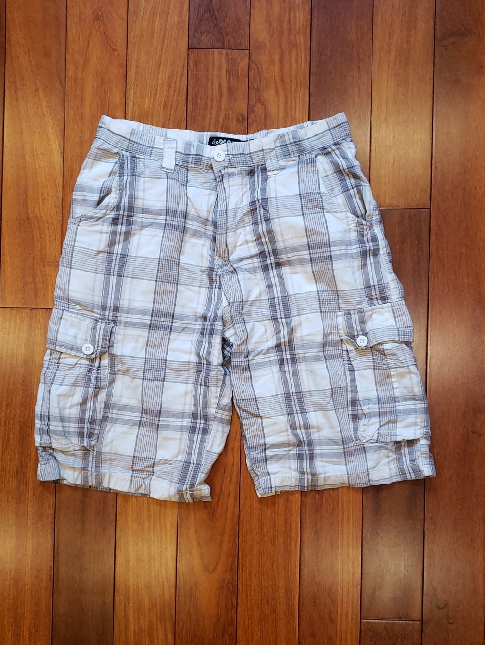 Airwalk Men's 30 plaid cargo shorts, Cotton. 9.5"